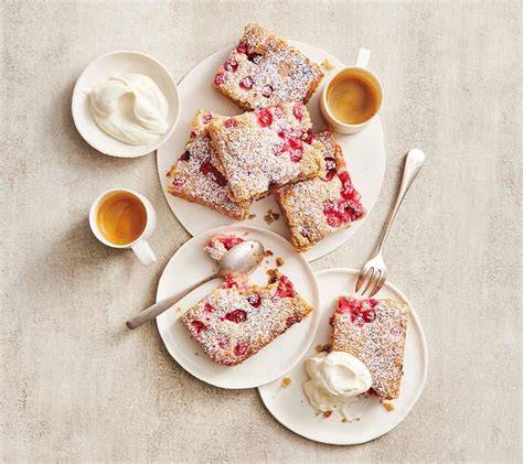 Serviervorschlag: Blechkuchen-Stücke mit Puderzucker und Kaffee