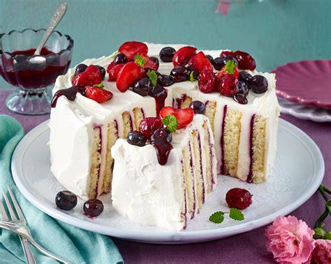 Serviervorschlag: Blumenmuster-Rolle mit Beeren