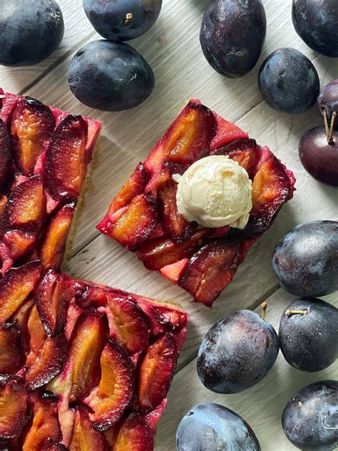 Serviervorschlag: Blutpflaumen‑Kuchen, Sahne mit Zimt, Kugel Vanilleeis