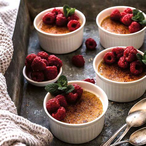 Serviervorschlag: Brûlée mit Himbeeren und Minze