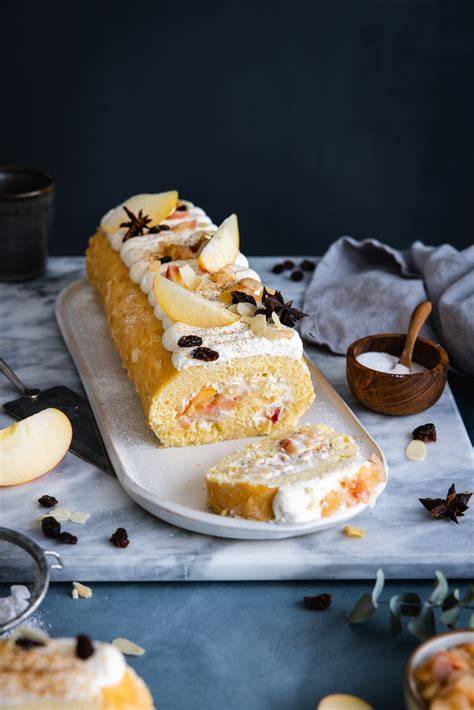 Serviervorschlag: Bratapfel-Biskuitrolle mit Mandelblättchen und Zimtpuder