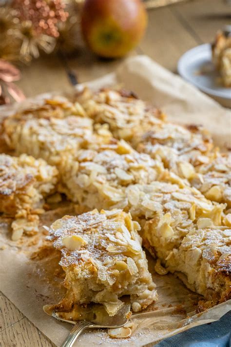 Serviervorschlag: Bratapfelkuchen mit Puderzucker und Mandeln
