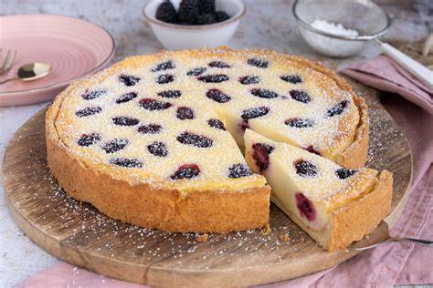 Serviervorschlag: Brombeerkuchen mit Sahne und frischem Kaffee