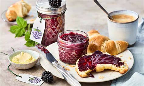 Serviervorschlag: Brombeermarmelade auf Frühstücksbrot und als Dessert-Dip