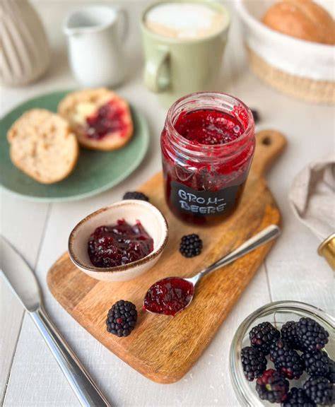 Serviervorschlag: Brombeermarmelade zu Sauerteigbrot, Käse, Joghurt