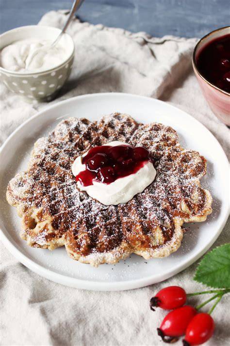 Serviervorschlag: Buchweizenwaffeln mit Apfelmus und Puderzucker
