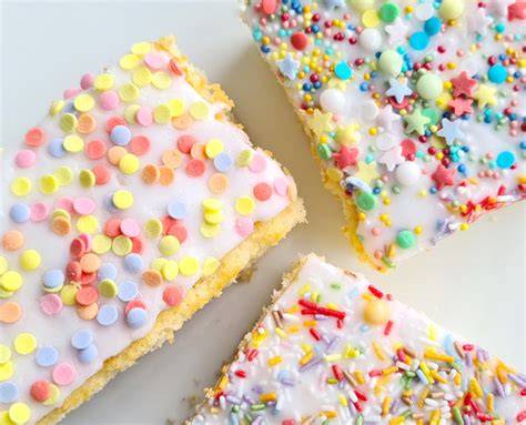 Serviervorschlag: Bunte Stücke Konfetti-Kuchen auf der Kaffeetafel