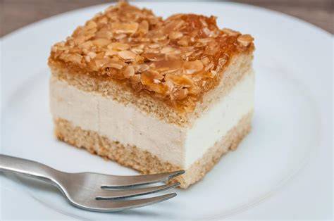 Serviervorschlag: Butterkuchen-Stücke mit Mandelkruste auf Teller