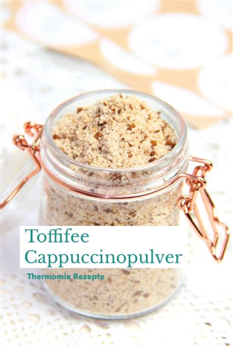 Serviervorschlag: Cappuccino aus dem eigenen Pulver, Tasse und Löffel