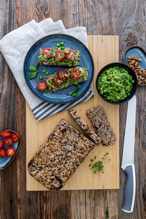 Serviervorschlag: Cashew-Schoko-Aufstrich auf frischem Brot mit Kaffee