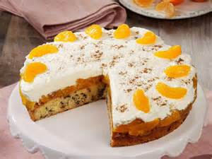 Serviervorschlag: Clic-Kuchen mit Mandarinen und Schokoraspeln auf Tortenplatte