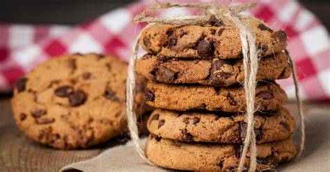 Serviervorschlag: Cookies mit Milchglas und Zutatenarrangement