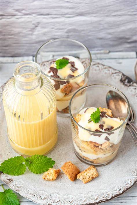 Serviervorschlag: Cookies-Weintrauben-Dessert hübsch angerichtet im Glas