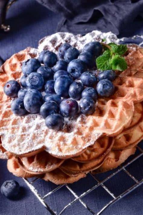 Serviervorschlag: Crème-fraîche-Waffeln mit Puderzucker und Beeren
