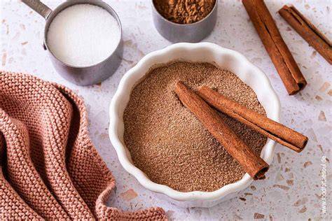 Serviervorschlag: Croissant-Brot mit Zimt und Zucker in Scheiben