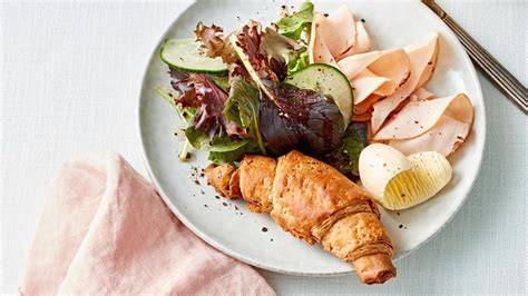 Serviervorschlag: Croissants mit Salat und Dips