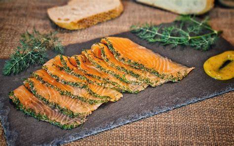 Serviervorschlag: Dünn geschnittener Graved Lachs mit Honig-Senf-Dill-Sauce, Baguette und Gurken