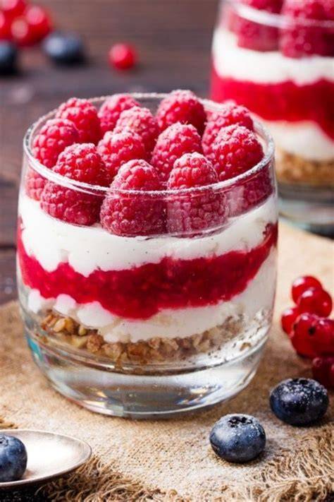 Serviervorschlag: Dessert im Glas mit gehacktem Eiskonfekt und Himbeeren