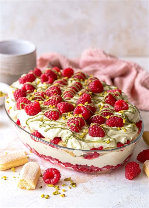 Serviervorschlag: Dessert mit Himbeeren, Pistazien und weißer Schokolade