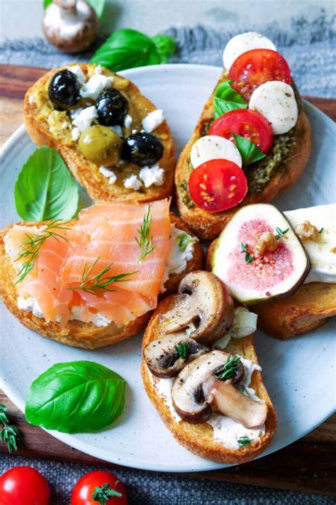 Serviervorschlag: Dessert-Pizza mit Toppings anrichten