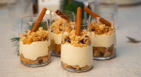 Serviervorschlag: Dessertgläser auf einem Tisch