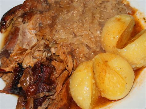 Serviervorschlag: Dicke Rippe mit Sauerkraut und Pommes