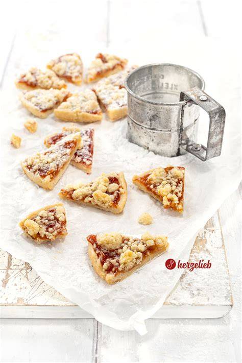 Serviervorschlag: Dicke Stücke Streuselkuchen, frisch bestäubt mit Puderzucker