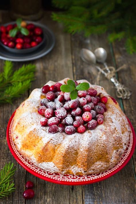 Serviervorschlag: Dreh-dich-um-Kuchen mit Puderzucker, Vanillesoße und frischen Beeren