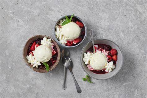 Serviervorschlag: Drei Joghurt-Desserts nebeneinander