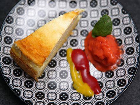 Serviervorschlag: Eichsfelder Käsekuchen mit Sorbet