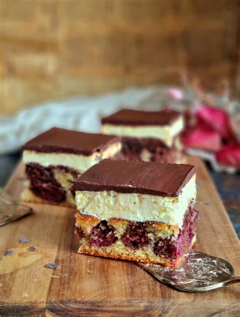 Serviervorschlag: Eierlikör-Kirsch-Blechkuchen mit Kokos und dunklem Schokoguss