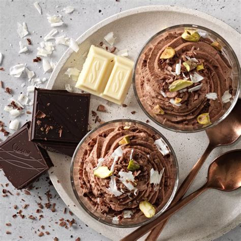 Serviervorschlag: Eierlikörcreme als Tortenfüllung mit Schokoraspeln und Pistazien