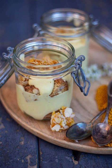 Serviervorschlag: Einhorn-Dessert im Glas mit Marzipan-Horn und Mandelknusper