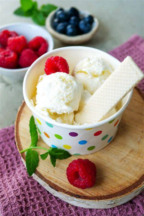 Serviervorschlag: Eis ohne Eismaschine mit Sommerfrüchten