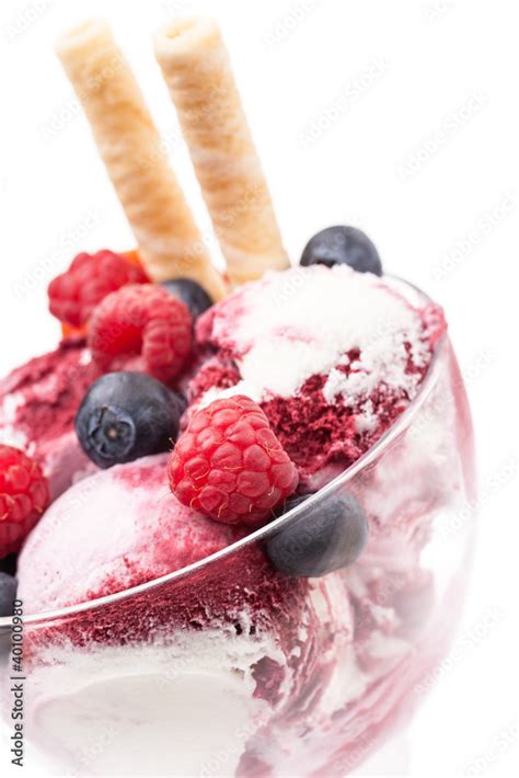 Serviervorschlag: Eisbecher mit Schokosplittern und roten Chilischeibchen
