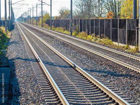 Serviervorschlag: Eisenbahn auf „Schienen“ mit Fondant-Tunnel und Ladung