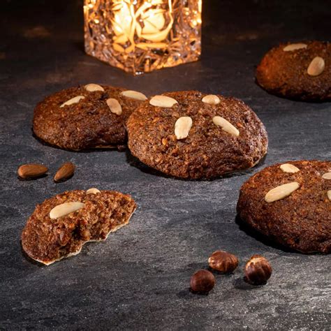 Serviervorschlag: Elisen-Lebkuchen mit Glasur und Mandeln