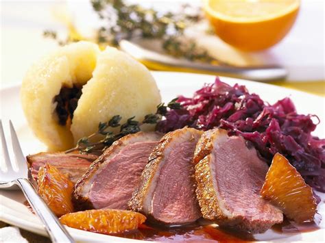 Serviervorschlag: Entenbrust mit Orangensauce, Klößen und Rotkohl