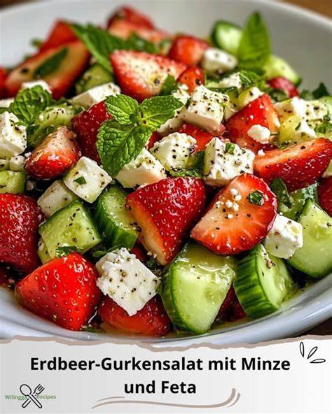 Serviervorschlag: Erdbeer-Krokant-Torte mit Minze und Sahnetuffs