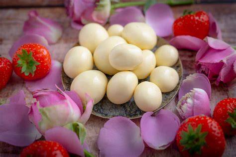 Serviervorschlag: Erdbeeren in weißer Schokolade, White-Chocolate-Latte und Protein-Shake
