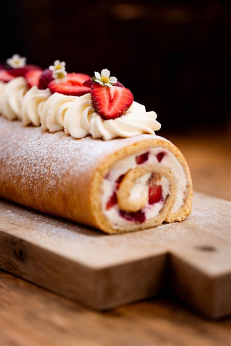 Serviervorschlag: Erdbeerroulade auf Kaffeetafel, angeschnitten