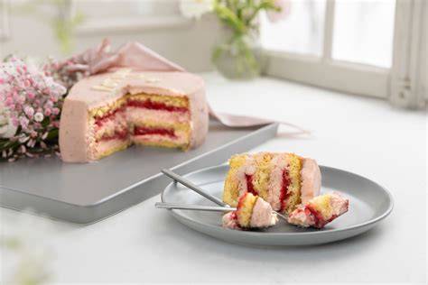 Serviervorschlag: Erdbeertorte auf Tortenplatte mit Blumenstrauß zum Muttertag