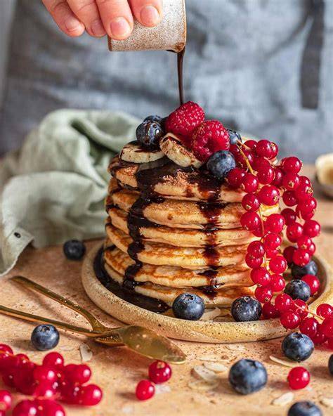 Serviervorschlag: Fanta-Waffeln mit Beeren, Sahne und Schokoladensoße