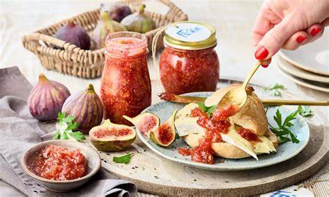 Serviervorschlag: Feigenmarmelade, Käse und Brot