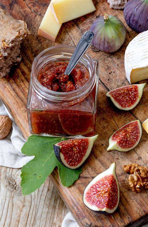 Serviervorschlag: Feigensenf und Feigenmarmelade zu Käseplatte