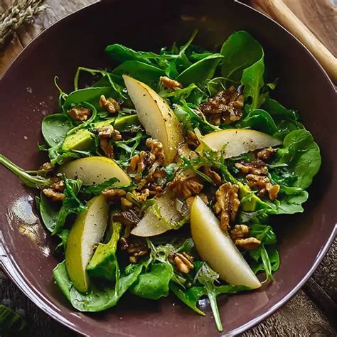 Serviervorschlag: Feldsalat mit Zitrone-Vinaigrette, Birne und gerösteten Kernen
