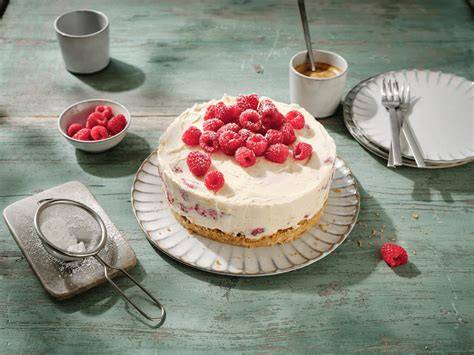 Serviervorschlag: Fertige Himbeertorte ohne Backen auf Tortenplatte
