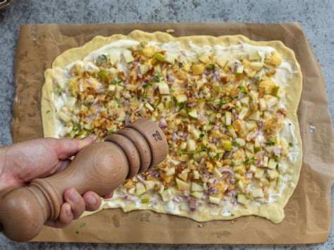 Serviervorschlag: Flammkuchen in Stücken mit frischem Thymian und Honig-Drizzle