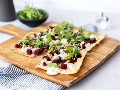 Serviervorschlag: Flammkuchen mit Roter Bete und Vogerlsalat