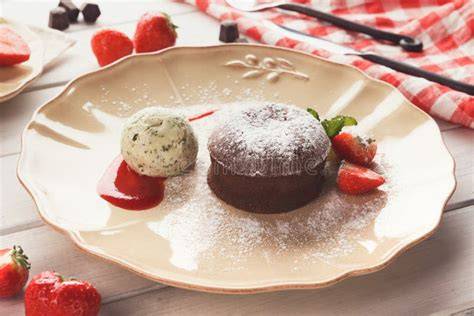 Serviervorschlag: Fondant mit Vanilleeis und Beeren